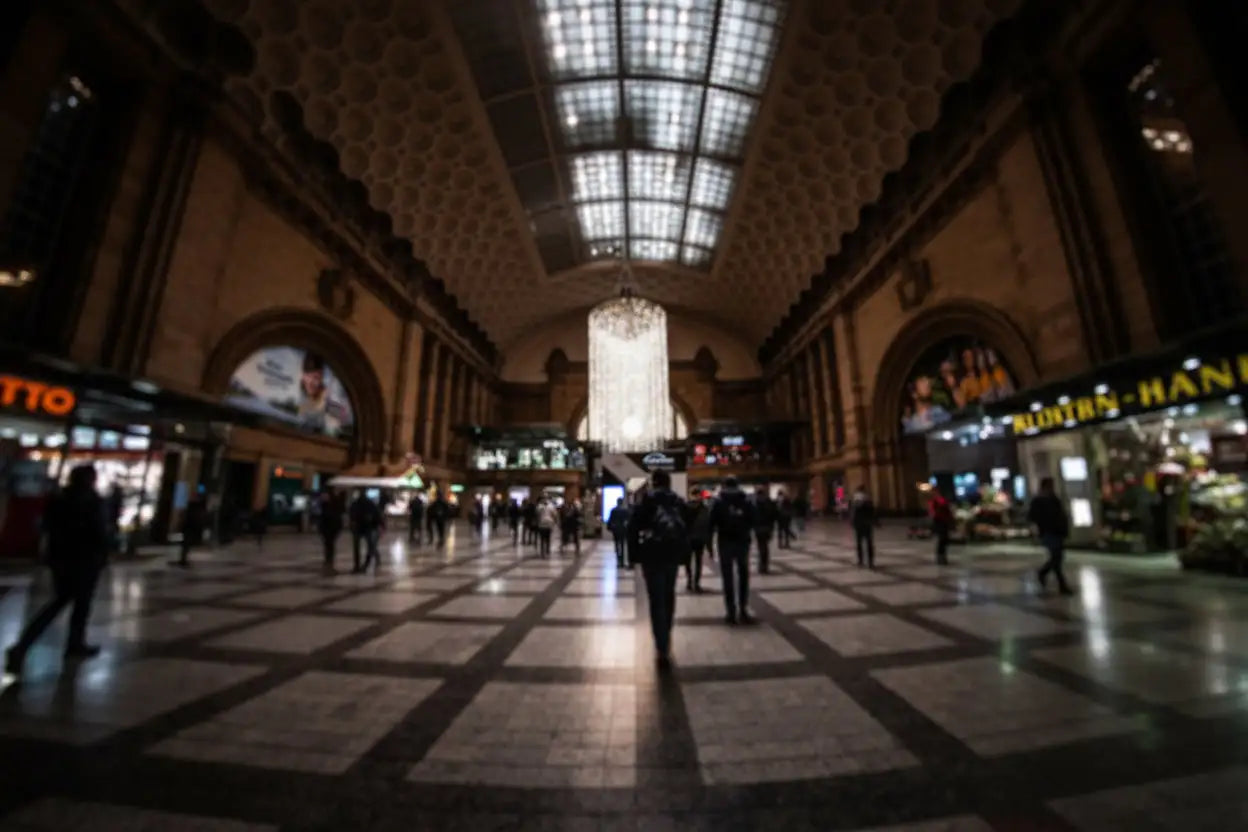 Das prächtige, reich verzierte Innere eines historischen Bahnhofs mit hohen, gewölbten Decken und kunstvollem Fliesenwerk.
