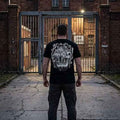 Schwarzes Graffiti T-Shirt „Hinter Gittern trennt sich Freund und Feind“